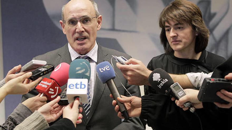 El consejero de Sanidad del Gobierno Vasco, Rafael Bengoa (i), y la consejera de Salud del Gobierno de Navarra, Marta Vera, se dirigen a los medios tras la reunión que han mantenido en la sede del Ejecutivo de Vitoria.
