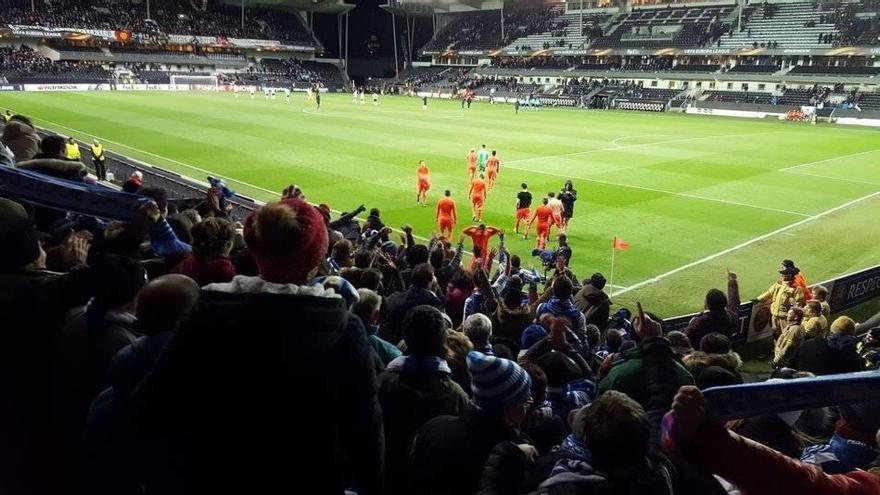 Los jugadores de la Real celebran el triunfo conseguido ante el Rosenborg con la afición txuri-urdin.