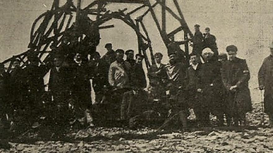 La primera Cruz de Gorbea tenía 33 metros de alto y se cayó al de un mes de instalarse en diciembre de 1901