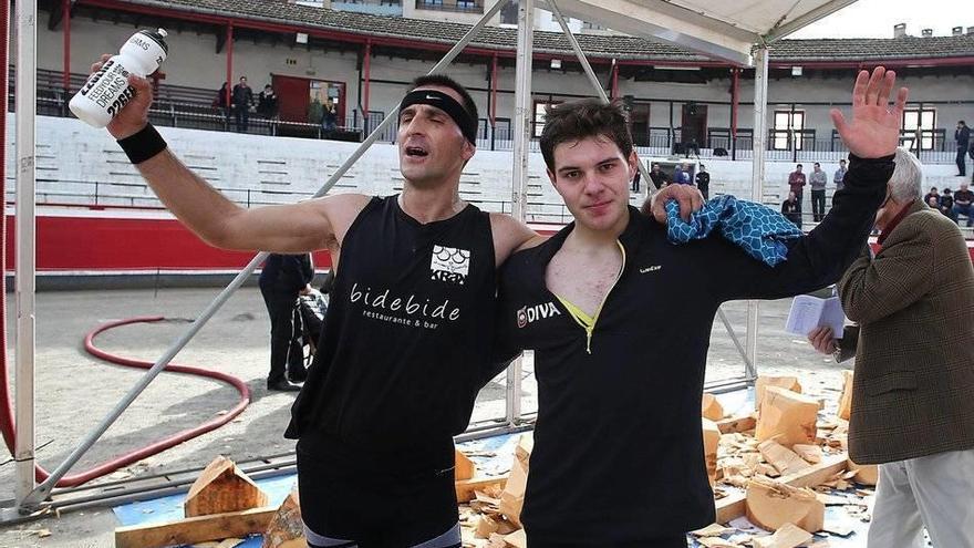 Xabier Zaldua y Joxean Etxeberria saludan al público al término de su desafío.