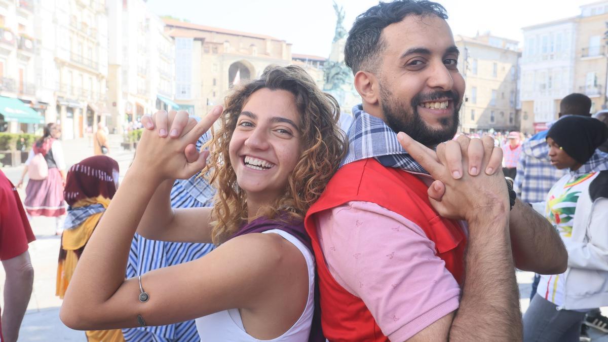 Lierni Arcellares y Hamza Daoudi, voluntarios de la organización humanitaria, ayer en la Virgen Blanca.