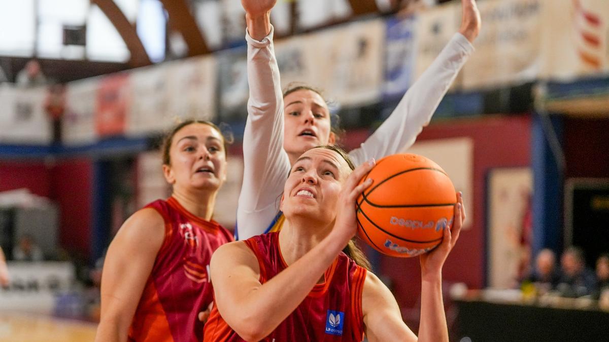 Emily Bessoir trata de levantar el balón para anotar bajo el aro del Cadí La Seu.