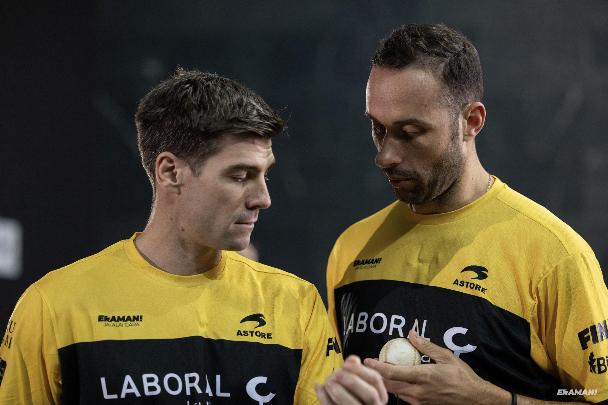 Barandika-López y Urreisti-Basque eligen material para la final de la Jai Alai League en el frontón Carmelo Balda de Donostia.