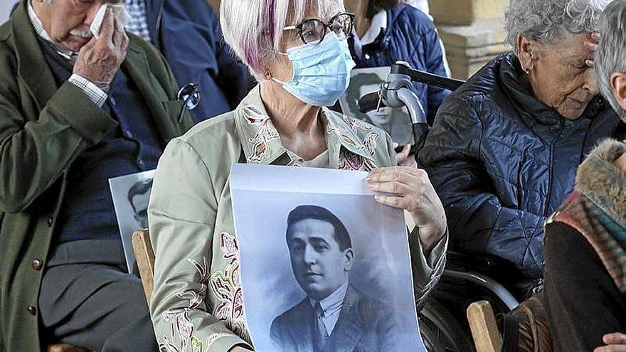 La emoción presidió el acto en el camposanto vizcaino.