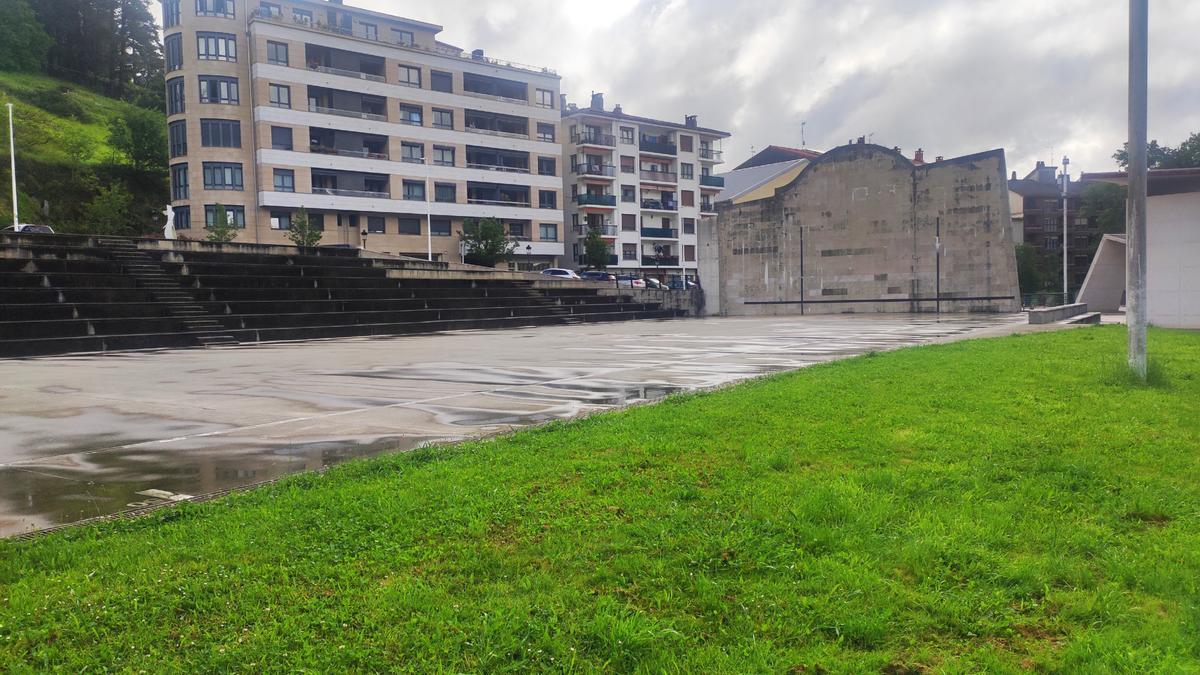 La cancha más grande de las siete con las que cuenta el conjunto de frontones Oteiza se presenta como una alternativa a la falta de aparcamientos en Azkoitia.