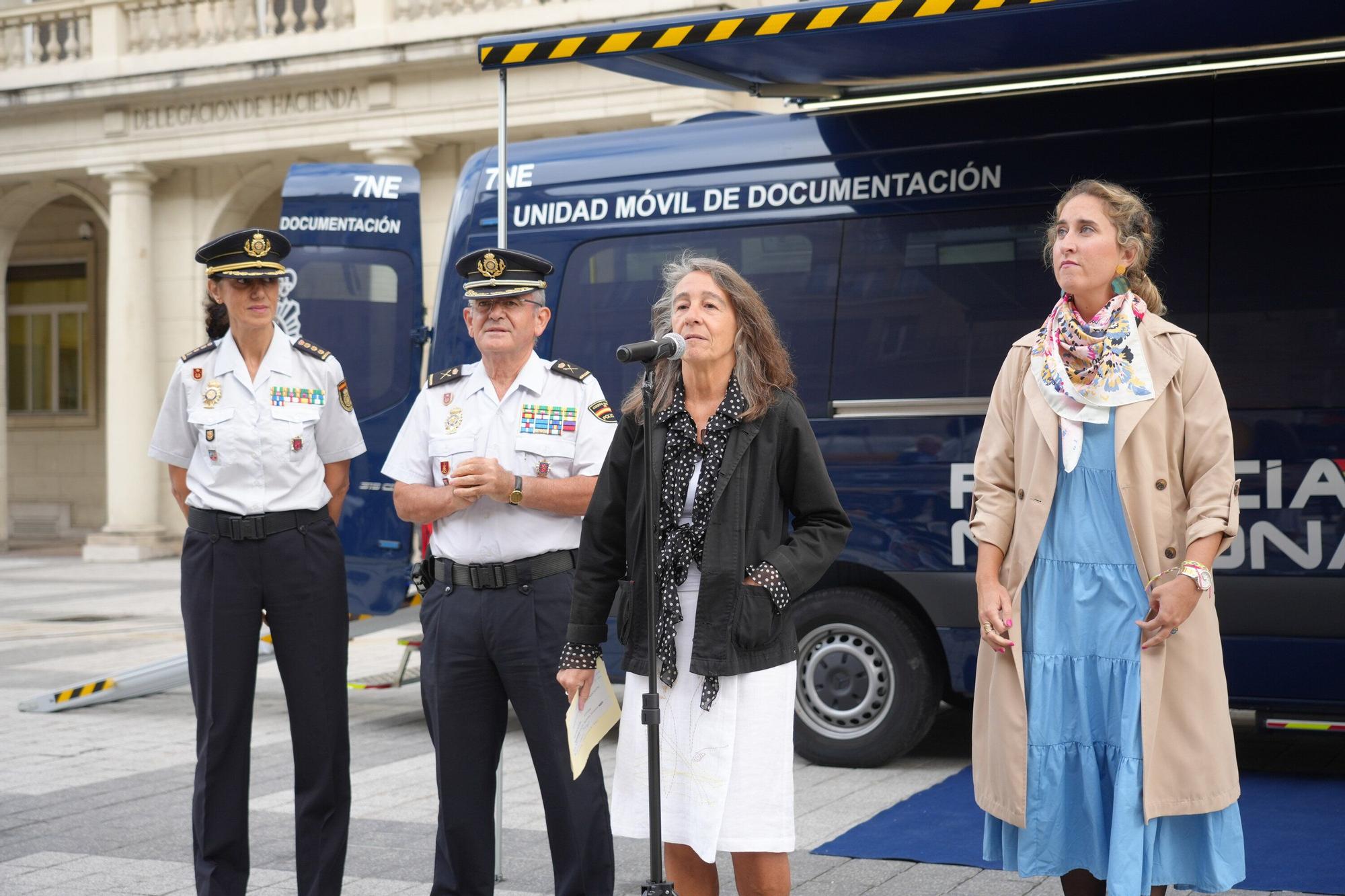 En imágenes: así es la furgoneta que recorrerá Álava para tramitar el DNI