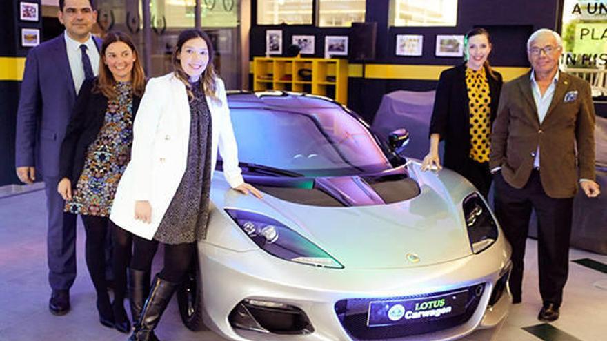 Iñaki Alegría, Marta Prieto, Anabel Prieto, Susana Prieto y Boni Prieto, junto a uno de los modelos de Lotus expuestos. Fotos: José Mari Martínez