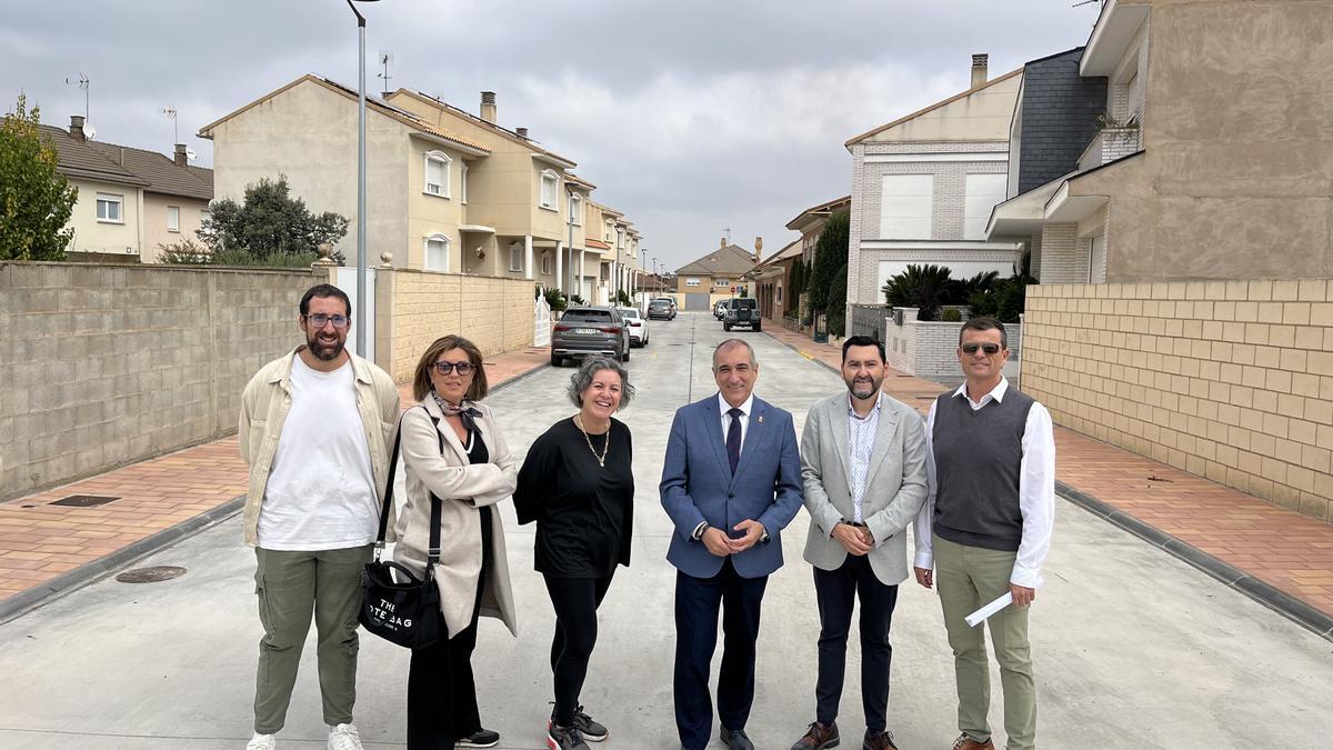 El consejero Chivite, junto a responsables del Ayuntamiento, en una de las calles renovadas.
