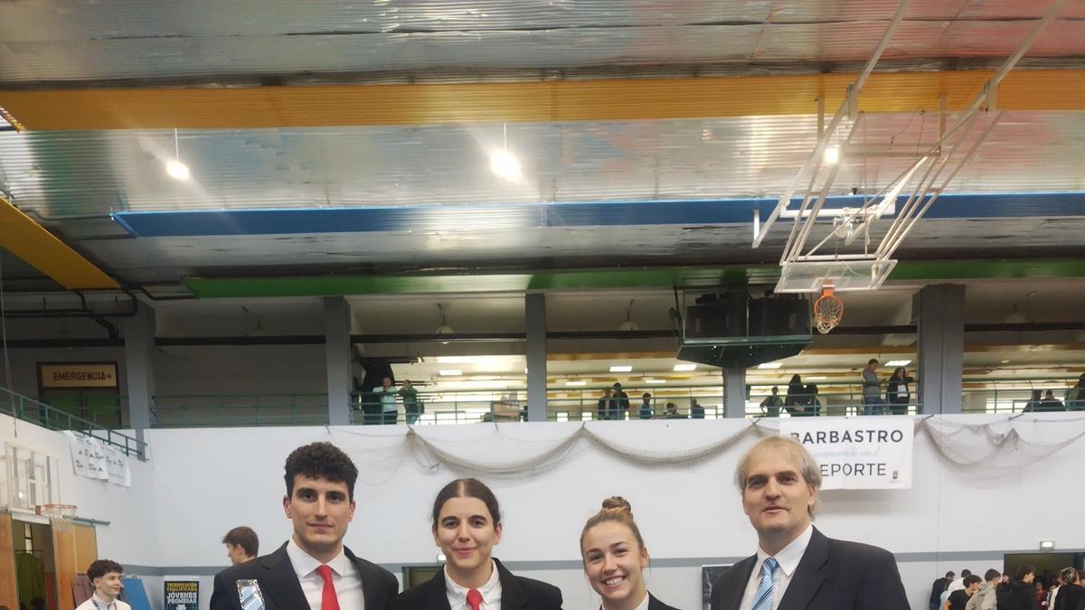 Lluis Galian, Cristina Alcalde y Lucia Sanchez, acompañados por el director de arbitraje de la Federación Navarra de Judo y DA, Miguel Angel Arcos.