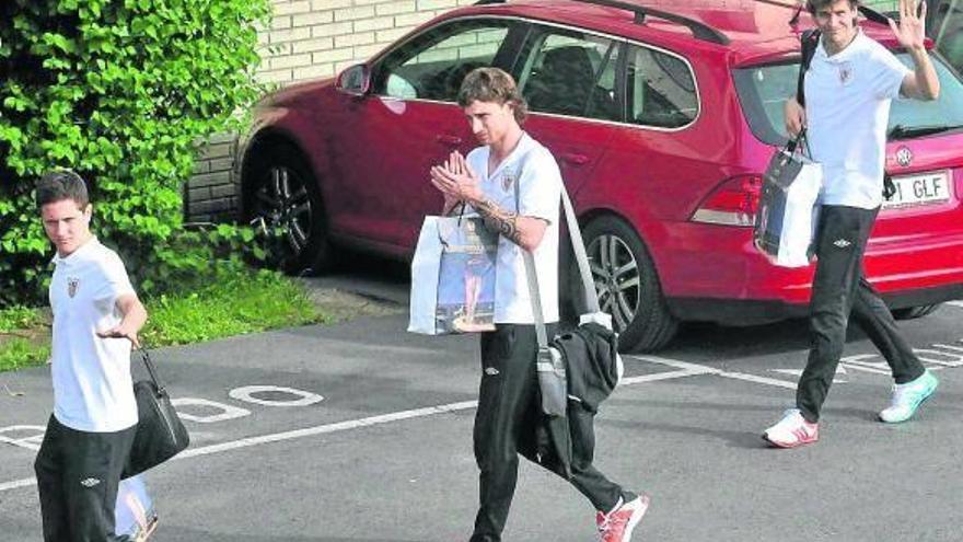 Herrera, junto a Amorebieta y Llorente, en las instalaciones de Lezama.