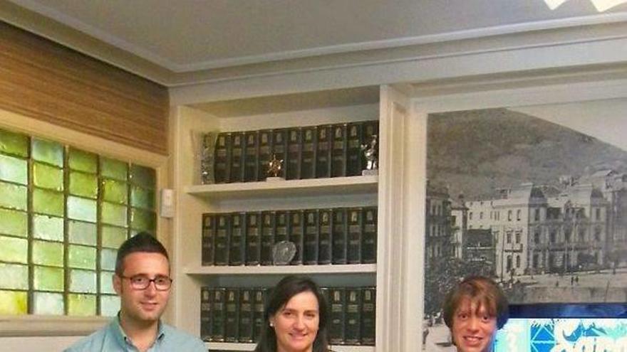 La alcaldesa, con los concejales de Turismo y Cultura del Ayuntamiento.