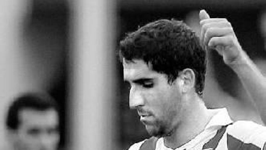 Raúl García realiza un gesto en el partido. Al fondo, Pedrito.