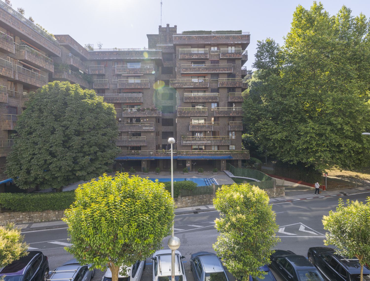 Próximo a la playa de Ondarreta piso con terraza en buen estado con trastero y garaje cerrado cercano a vivienda