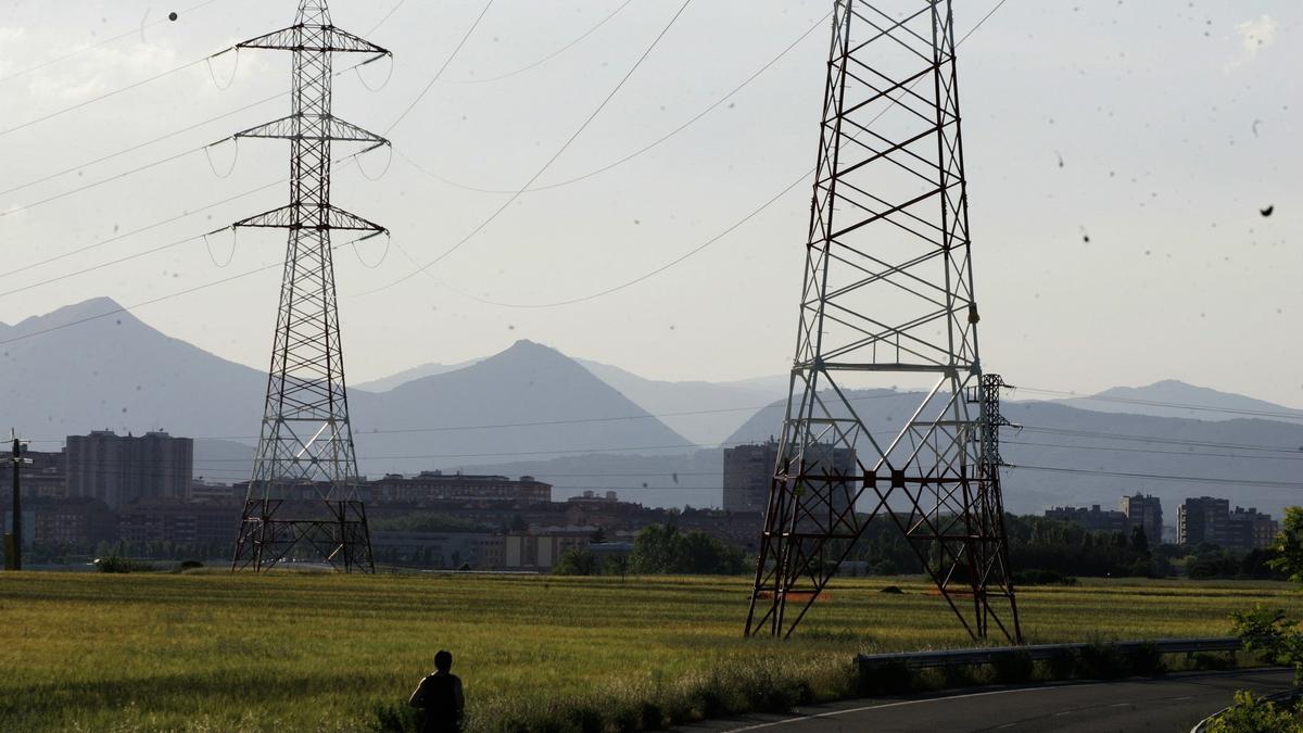 Vista de varias torres eléctricas de alta tensión.