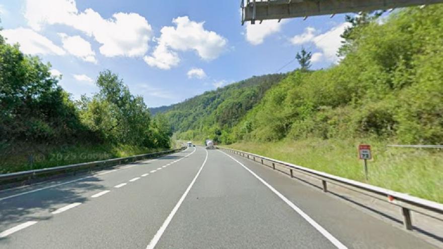 Un grave accidente corta por completo la N-121-A en Irun