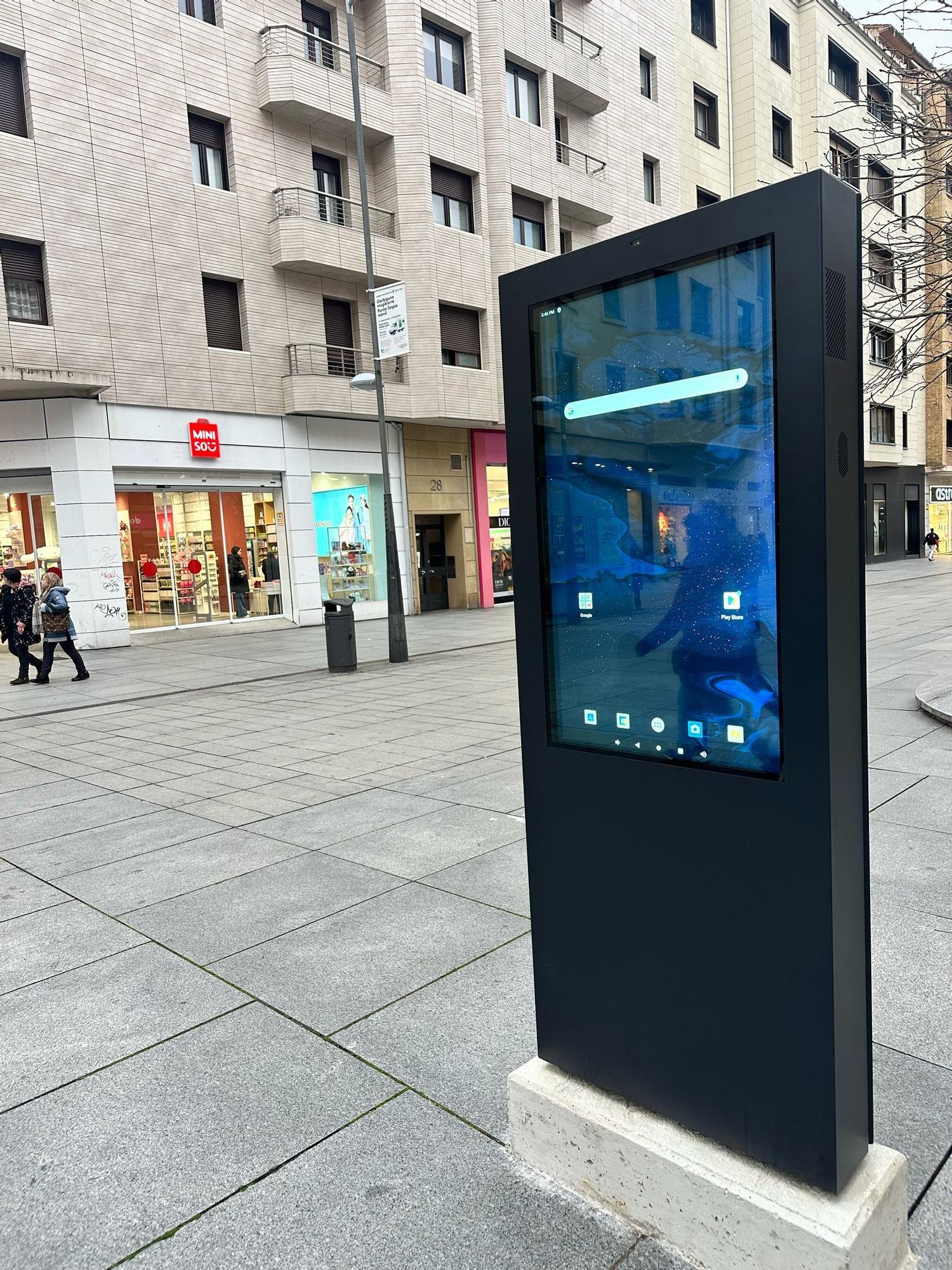 Uno de los mupis instalados en Pamplona.