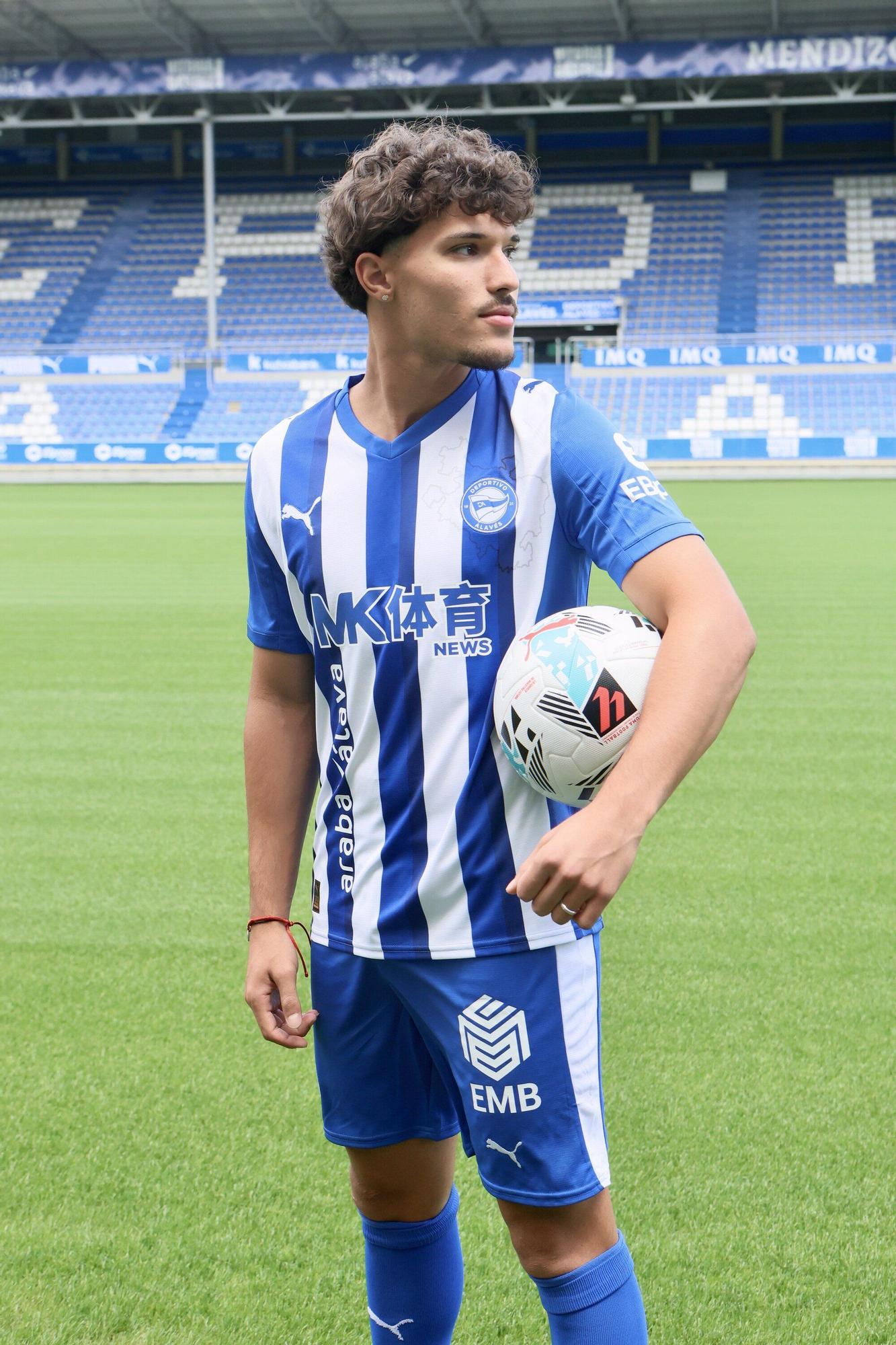 En imágenes: La presentación de Youssef Enríquez como jugador del Alavés