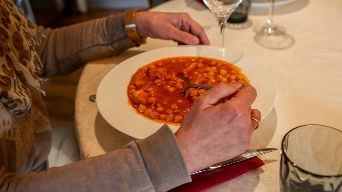 Imagen de archivo de una mujer comiendo un menú del día.