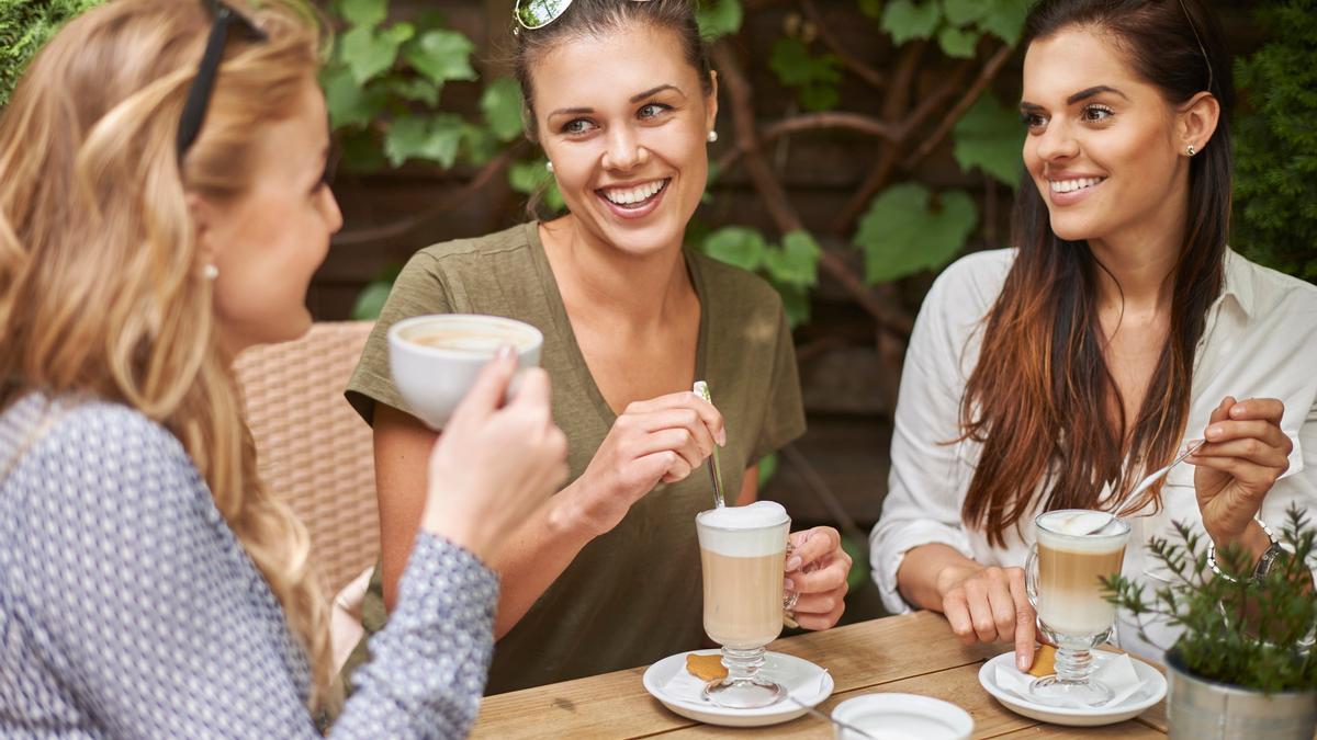 Tres mujeres tomando café.