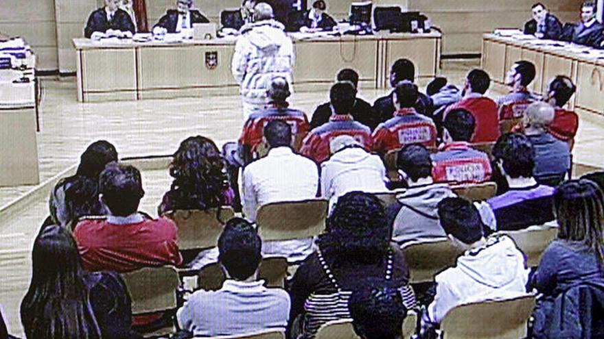 Imagen tomada de la televisión del juicio que se ha celebrado hoy en el Palacio de Justicia de Navarra por crimen en 2007 en Cintruénigo en el que están imputadas once personas.