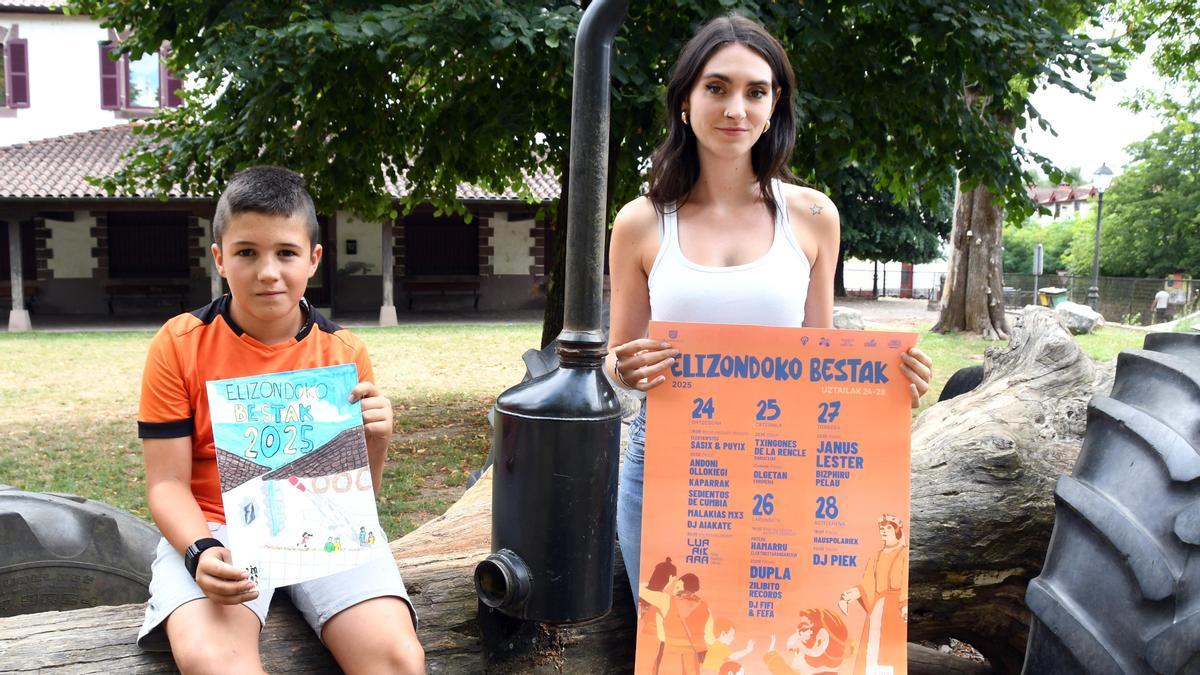 Ekhi Olondriz Mitxeltorena y Aroa Urteaga Amiano, en Kuarteleko Zelaia junto a la Ikastola Baztan.