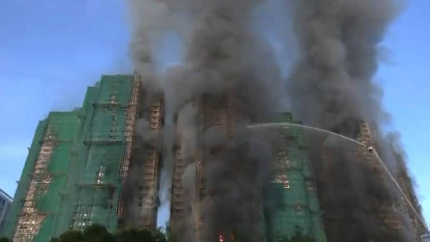 Un enorme incendio calcina varios rascacielos en Hong Kong y deja al menos cuatro muertos y varios atrapados