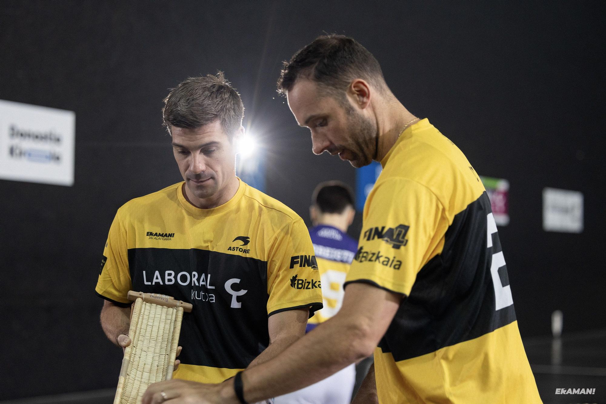 Barandika-López y Urreisti-Basque eligen material para la final de la Jai Alai League en el frontón Carmelo Balda de Donostia.