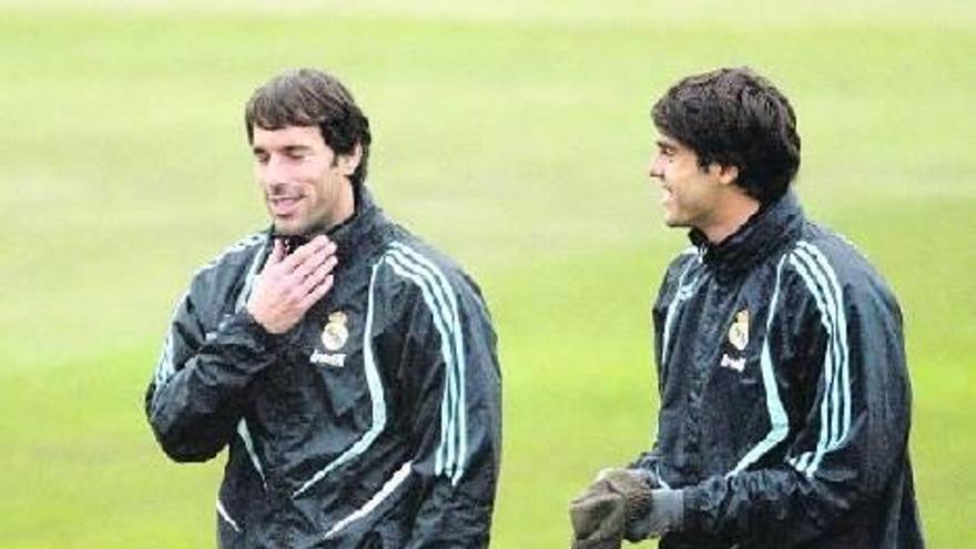Kaká, en Valdebebas, junto a Van Nistelrooy.