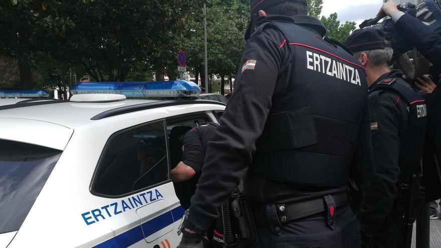 Detienen a un hombre por agredir sexualmente a una menor en una lonja de Basauri