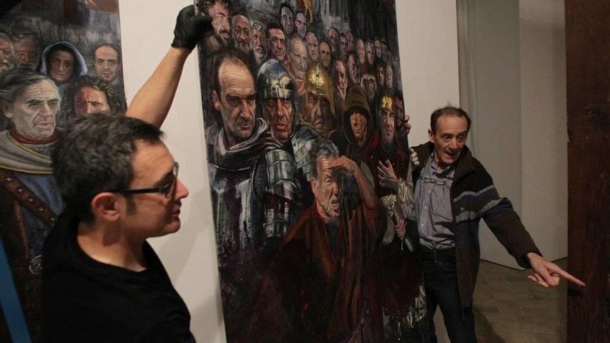 Morrás colaborando en el desmontaje de su obra sobre la Batalla de Amaiur, en homenaje a la historia de Navarra y a las personas importantes de su trayectoria vital que ha expuesta en la muestra titulada &quot;Pinturas y dibujos. 1971-2014&quot; .