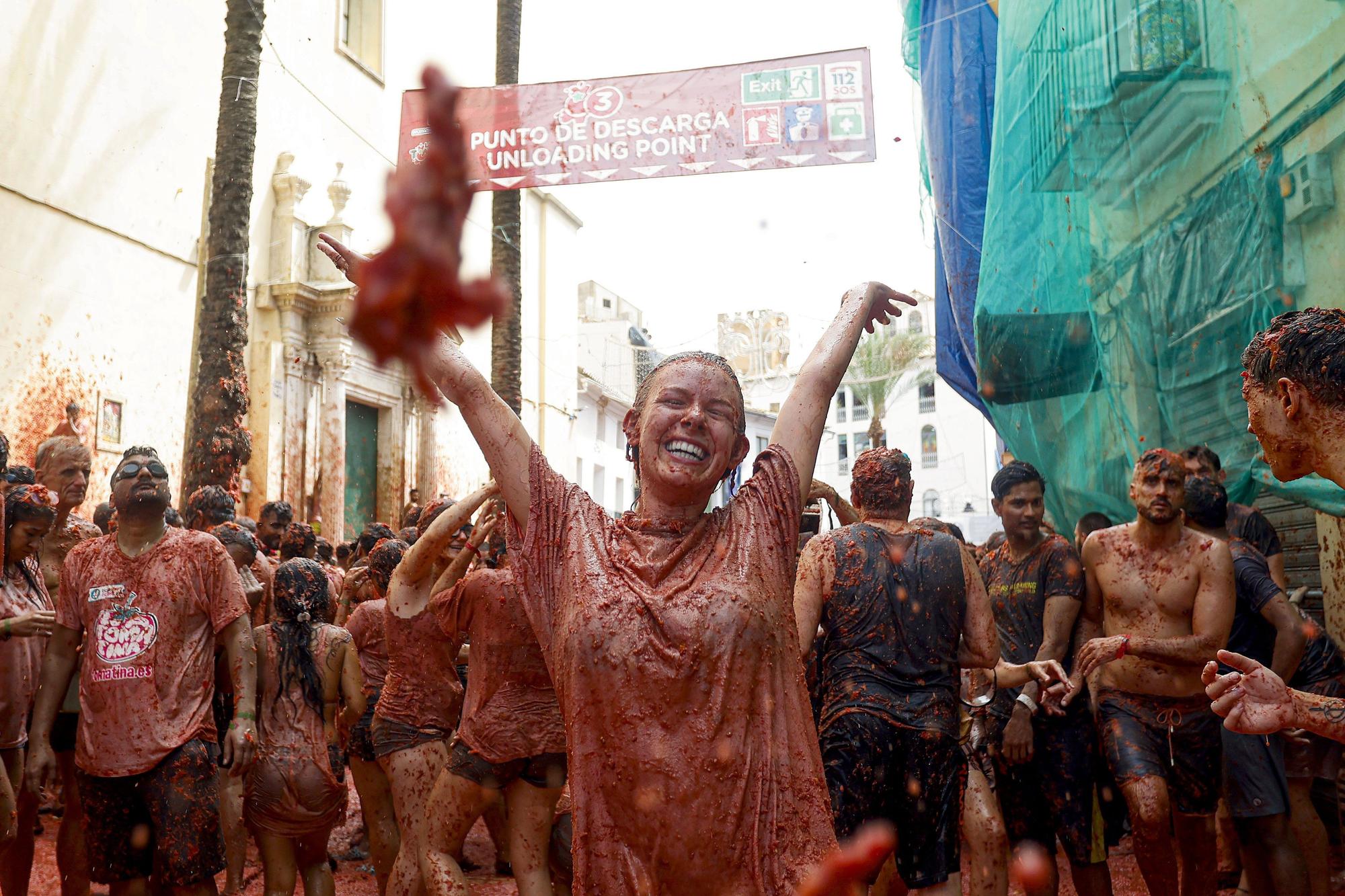 La Tomatina vuelve a teñir de rojo las calles de Buñol
