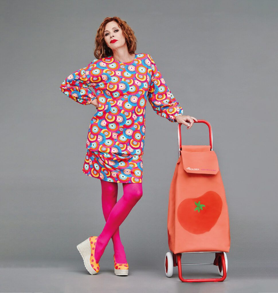 Agatha Ruiz de la Prada posa con uno de sus diseños para Rolser.