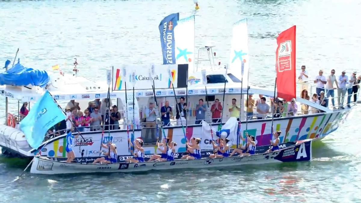 La tripulación de Donostia Arraun Lagunak celebra la victoria en la Bandera de Pasai Donibane