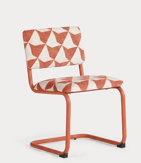 La firma The Masie cuenta con diseños retro como esta silla con estructura de metal y dibujo geométrico.