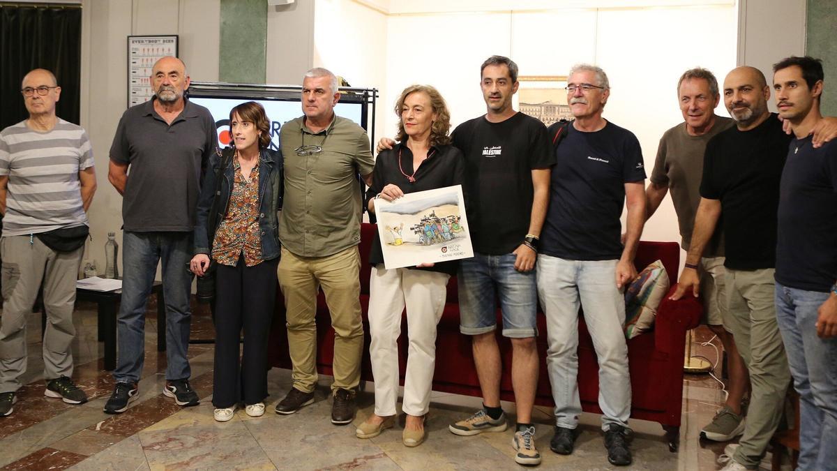 La viuda de Txemari Moreno, junto a miembros de la Asociación de Reporteros Gráficos de Navarra.