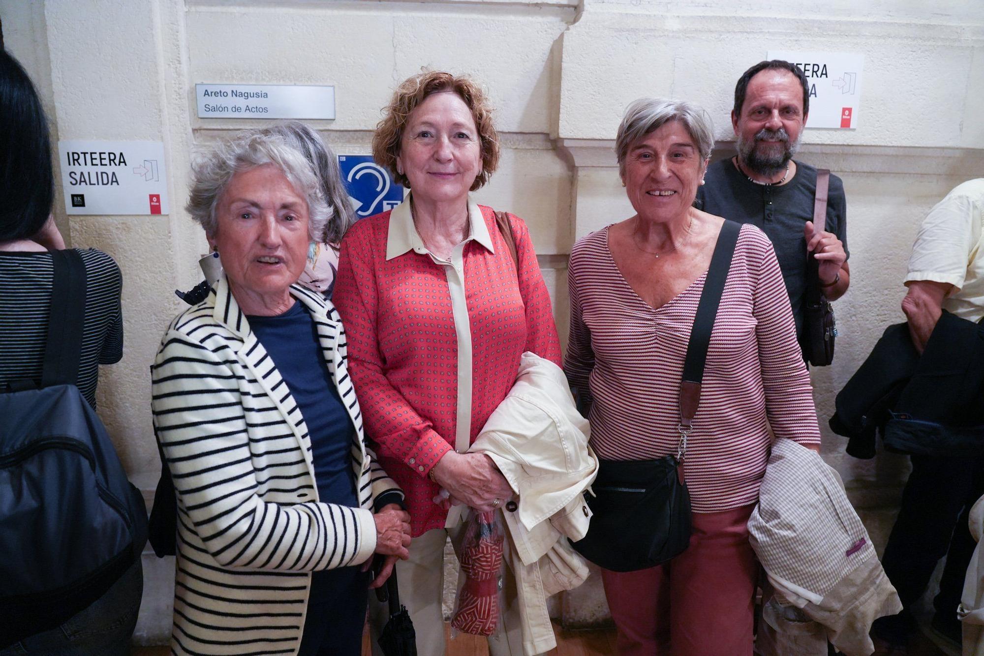 Maite Pérez, Charo Pérez y Mila Resa, a la puerta de un auditorio que colgó el cartel de “Aforo completo”.