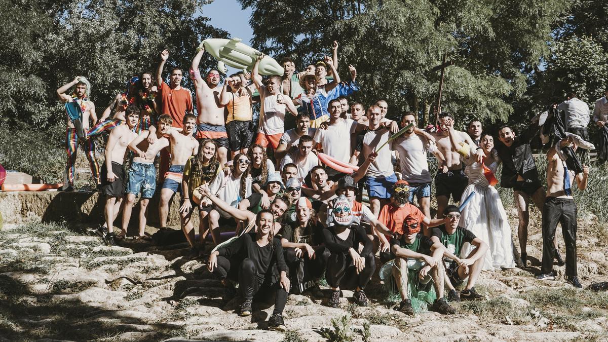 Jóvenes tafalleses posan tras el descenso de barcas durante la semana de la juventud de 2022.