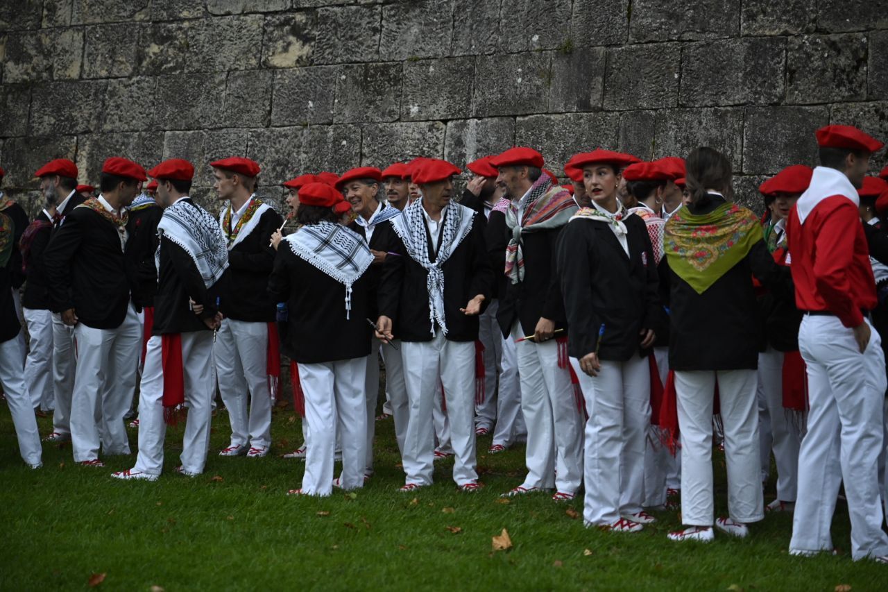 La compañía Jaizkibel desfila en Hondarribia