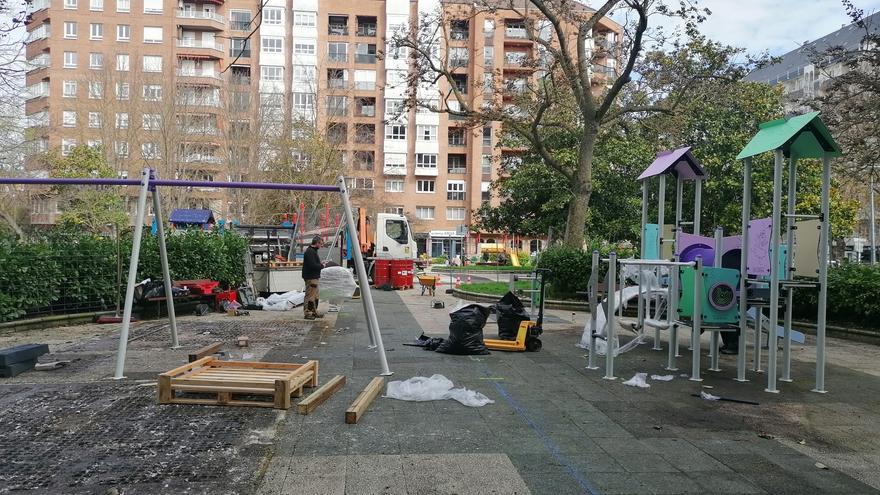 Los nuevos columpios llegan a Gerardo Armesto y Enrique Eguren