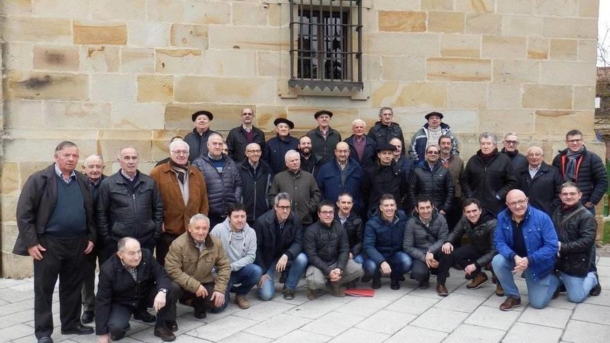 Foto de familia de la cofradía de Bakaiku, la más numerosa con 91 cofrades en un pueblo de 345 habitantes.