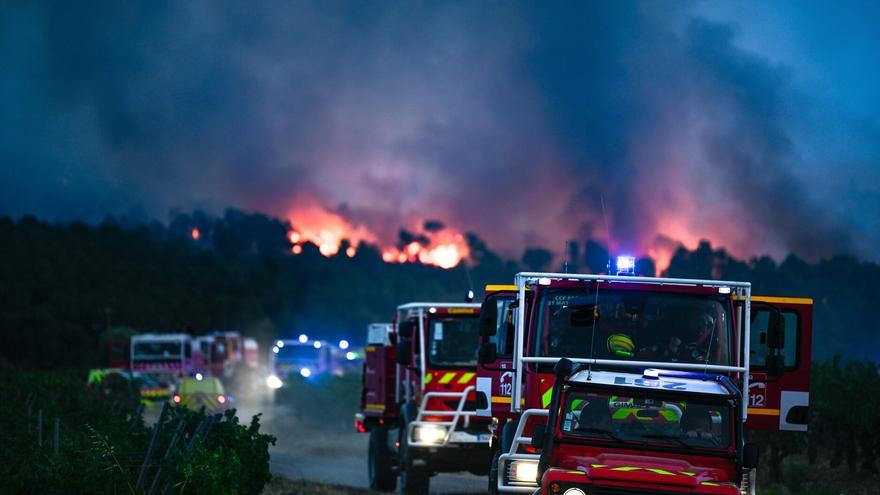 Francia se afana en controlar uno de los peores incendios en medio siglo: &quot;El fuego continúa progresando&quot;
