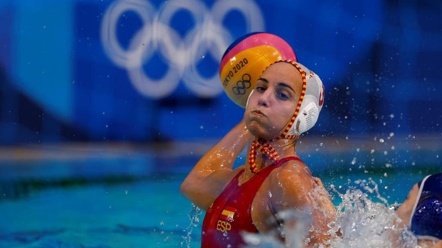 Anna Espar controla la pelota en el partido de cuartos de final femeninos de waterpolo.