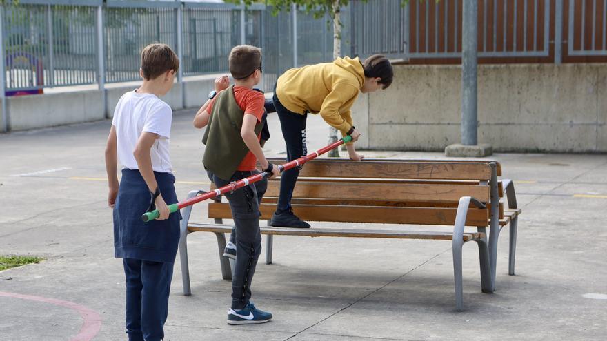 La asociación Montes Solidarios enseña a estudiantes del colegio Ibaiondo sobre el deporte de montaña adaptado