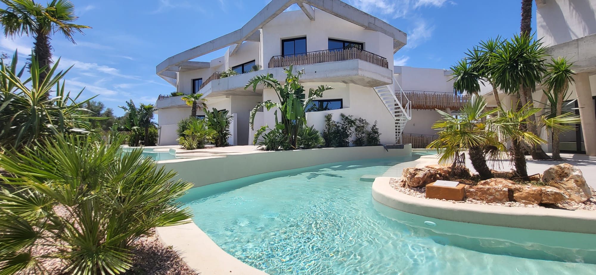 Lo rompedora piscina Mediterranean Sea, diseñada por una constructora donostiarra, para un hotel en Menorca