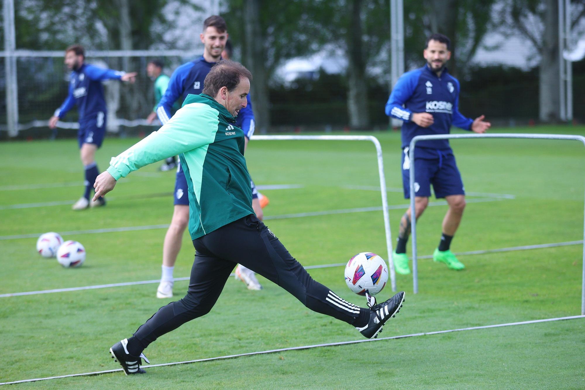 Jagoba Arrasate, 'uno más' en el ejercicio de fútbol - tenis en Tajonar