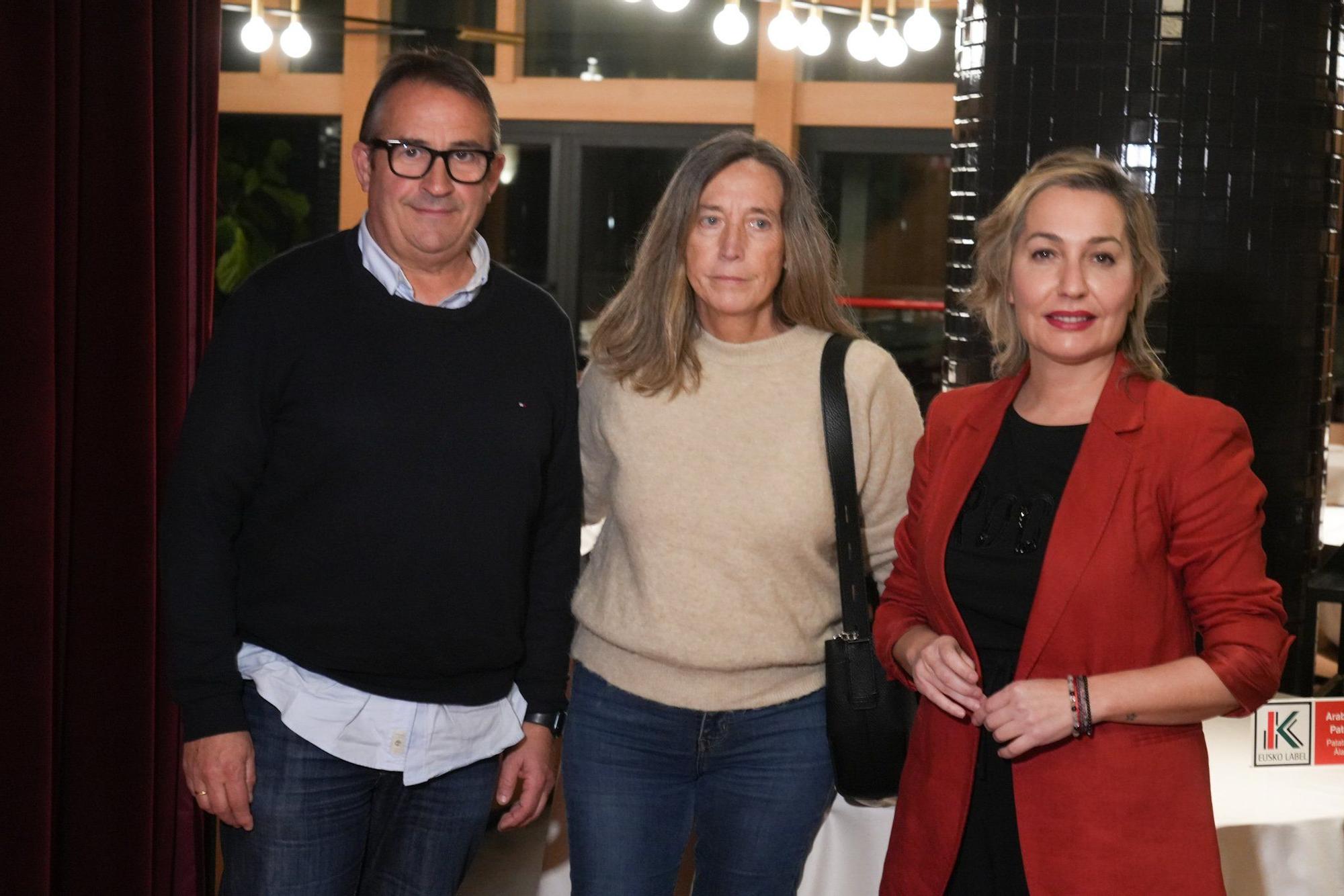 José Mari Aguirre, María José Mentxaka y Amelia Sancho de la Garza.