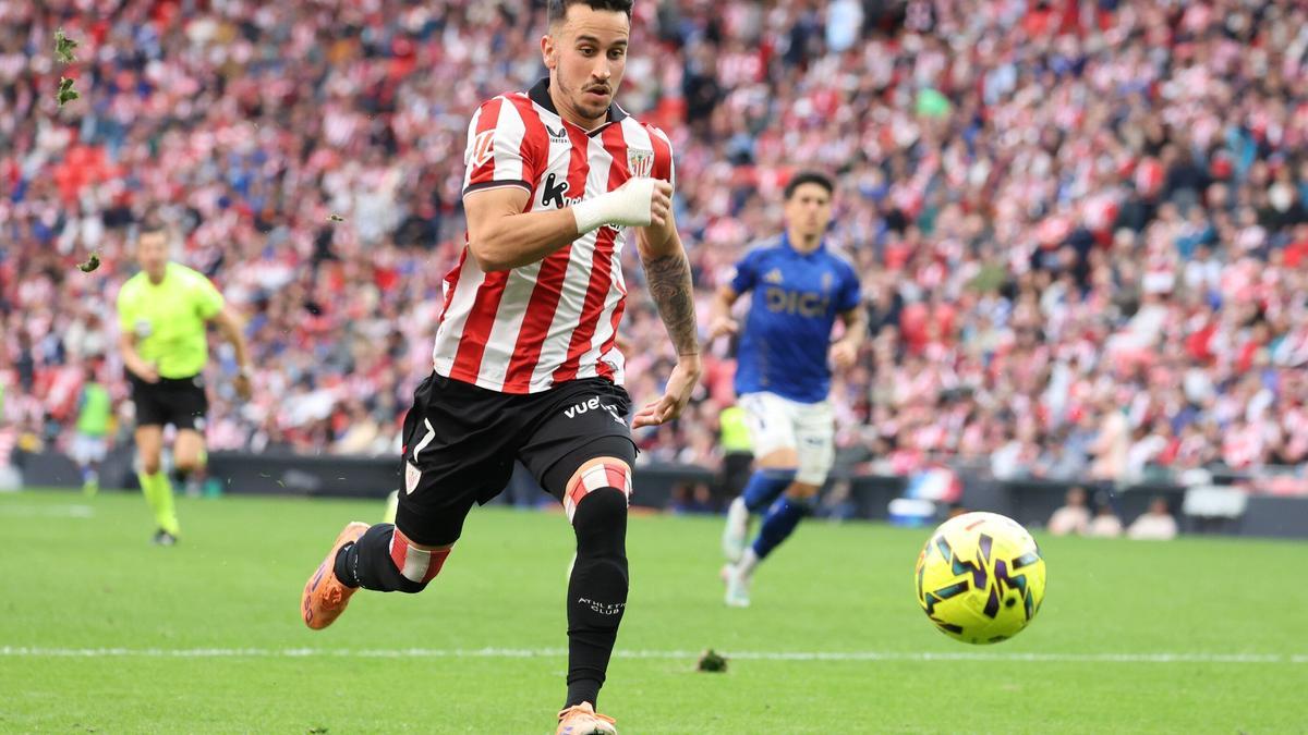 El rojiblanco Alex Berenguer avanza con el balón en una acción ofensiva durante el encuentro del pasado domingo frente al Oviedo