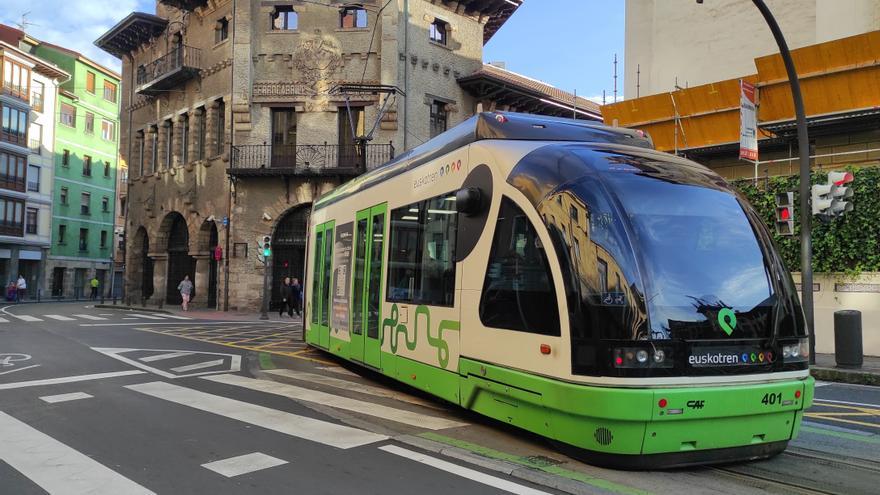 Euskotren instalará un suelo podotáctil propio en todos los tranvías para facilitar el viaje a usuarios con baja visión