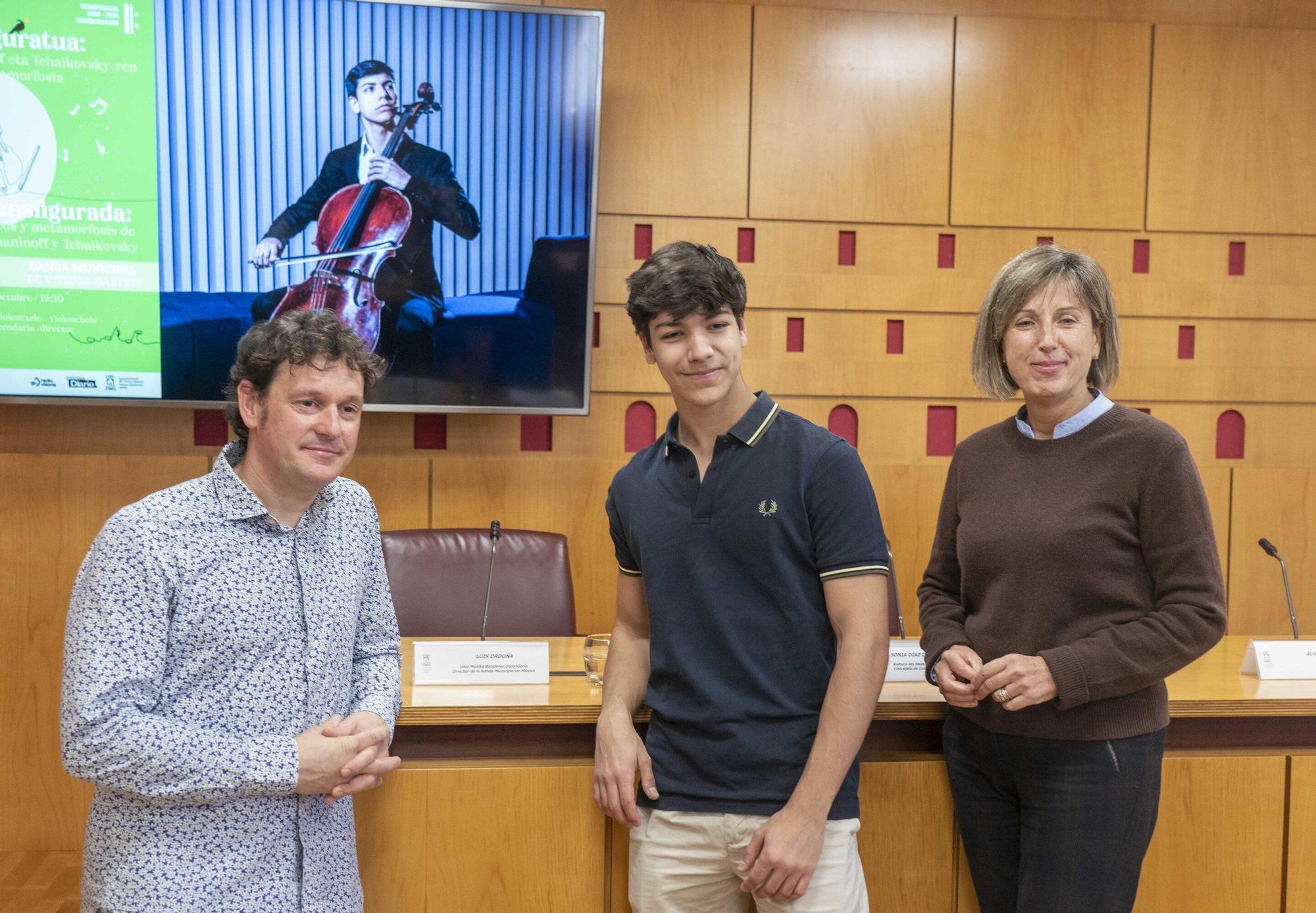 Orduña, Lozano y Díaz de Corcuera, antes de la rueda de prensa de presentación.