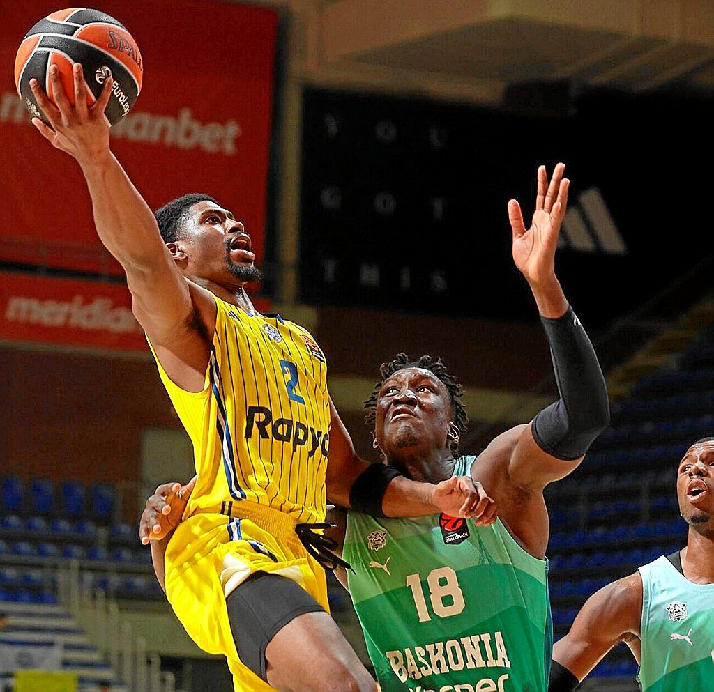 Khalifa Diop en una defensa en el partido ante el Maccabi. 